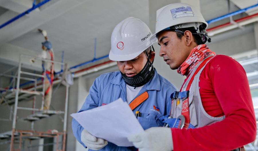 US housing starts, building permits plummet in August