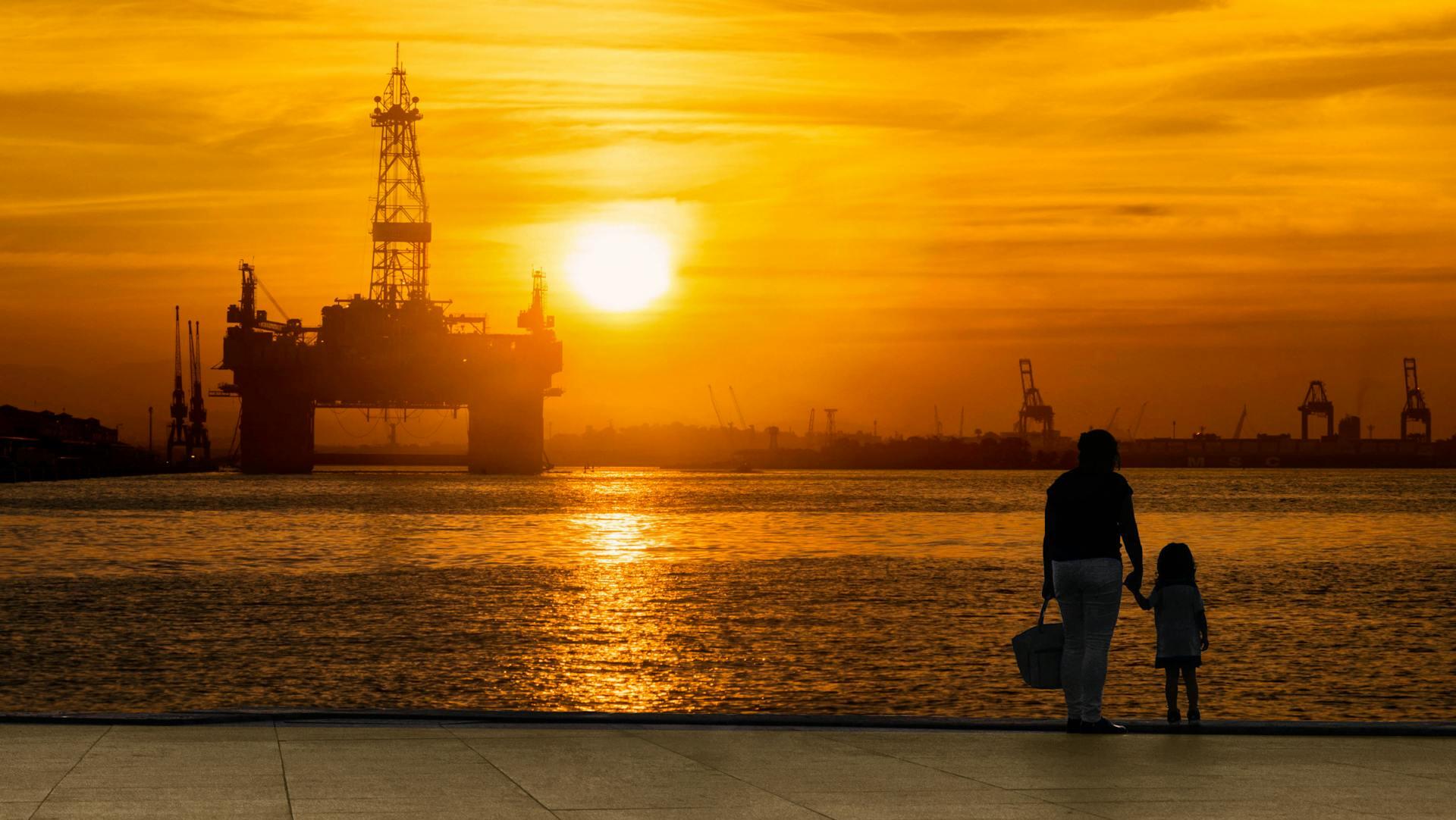 Oil rises on geopolitical risks, supply outlook caps gains