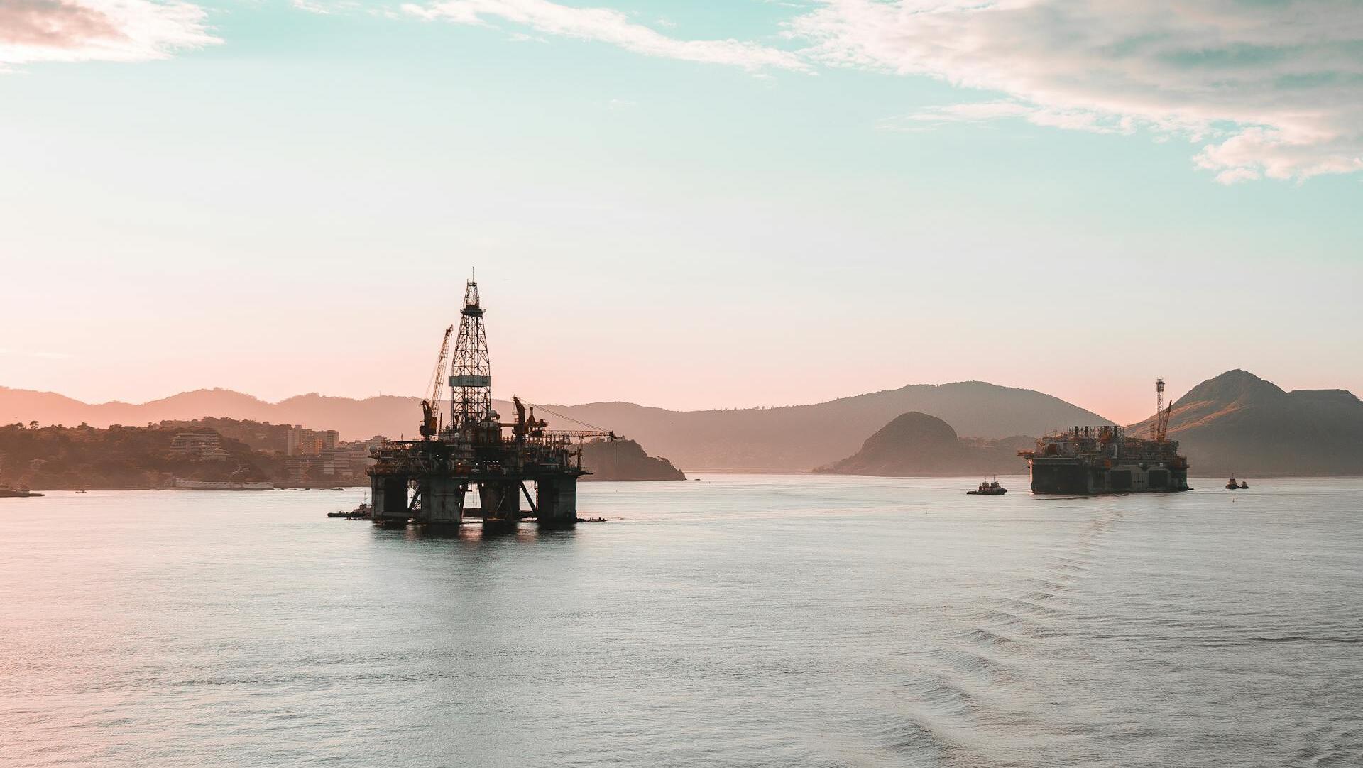 Oil snaps 3-day slump on Russia sanctions threat