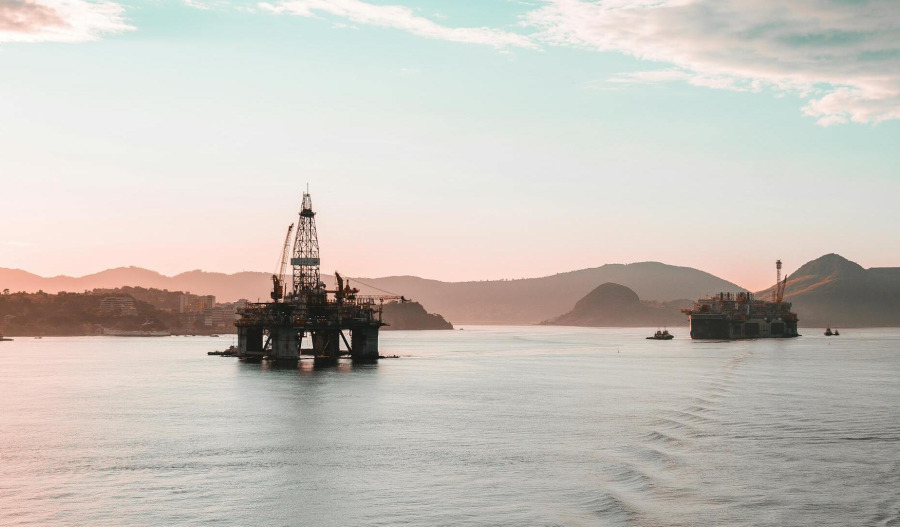 Oil snaps 3-day slump on Russia sanctions threat
