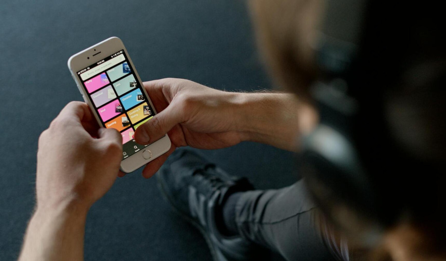 Streaming services move towards tagging AI-created music