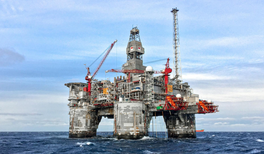 Oil dips as Gaza ceasefire cools supply fears
