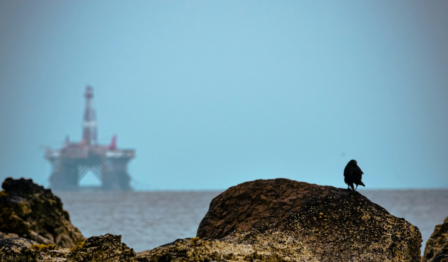 Oil recovers sharp losses amid US-China trade tensions