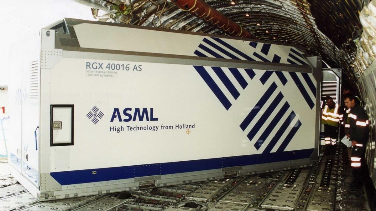 ASML sales dip, expects drop in China demand