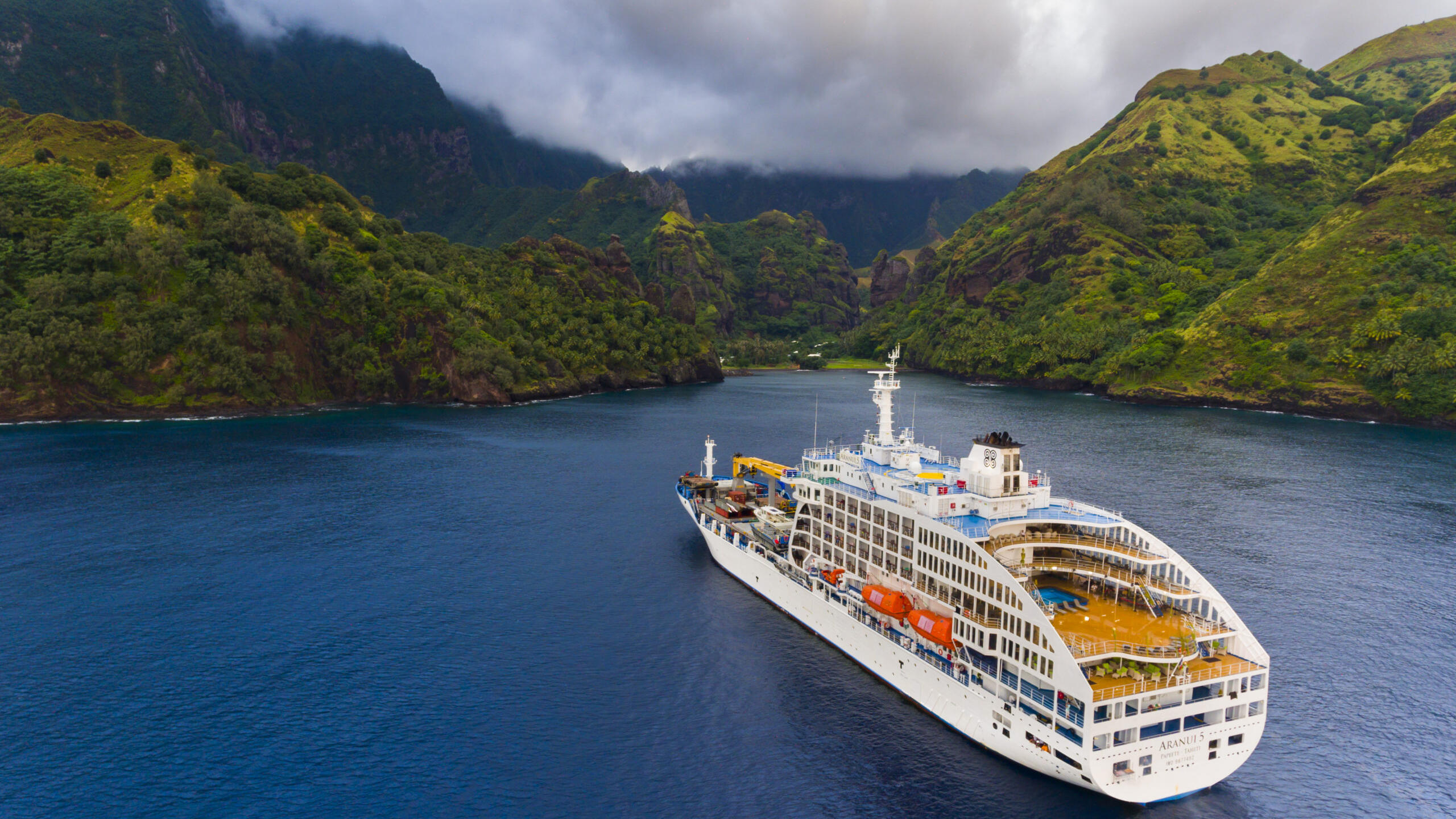 The mixed cargo ship Aranui 5 for your Polynesian cruise