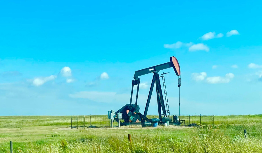 Oil climbs; Trump says India to halt Russian crude