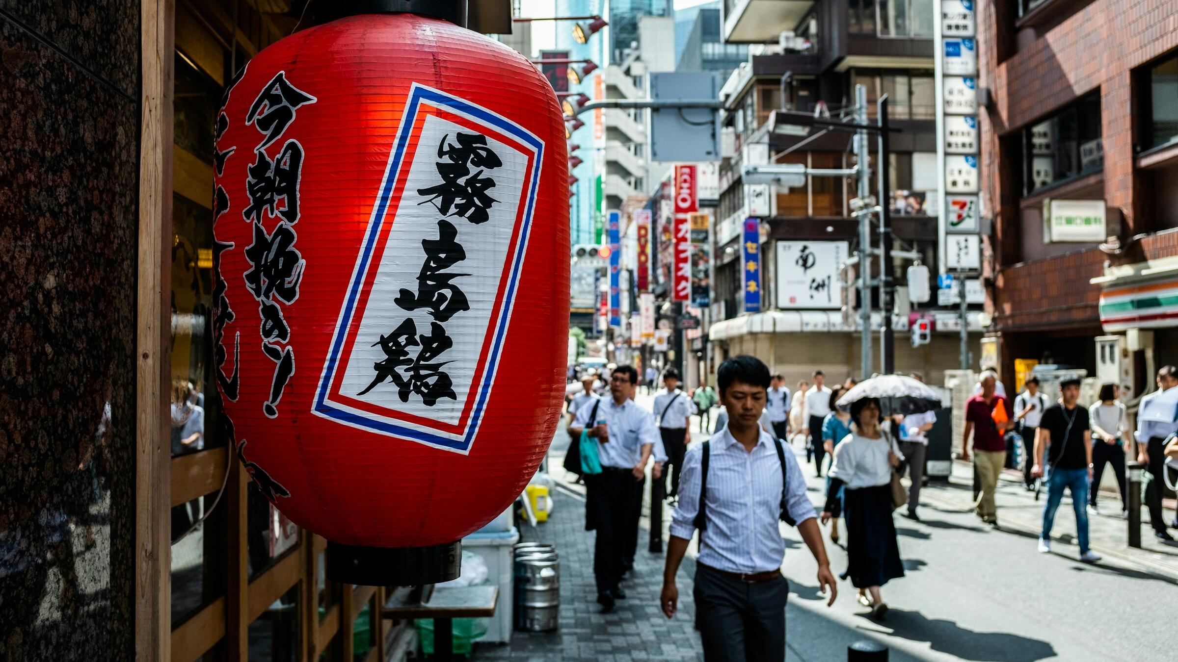 APAC in retreat; bank jitters, trade tensions weigh