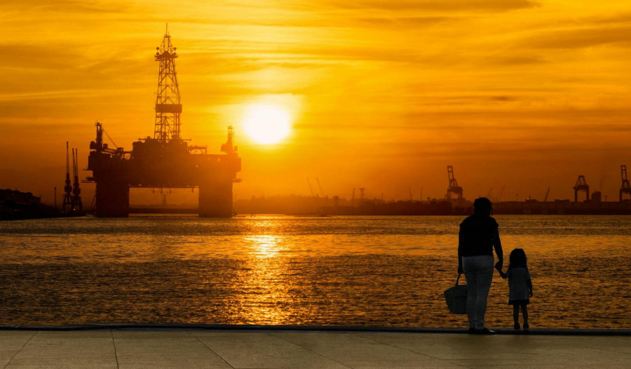 Oil dips as Trump-Putin summit clouds supply outlook