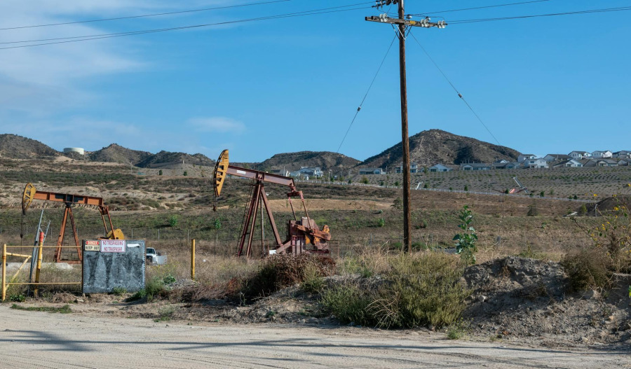 Oil prices rise amid supply risks, trade optimism