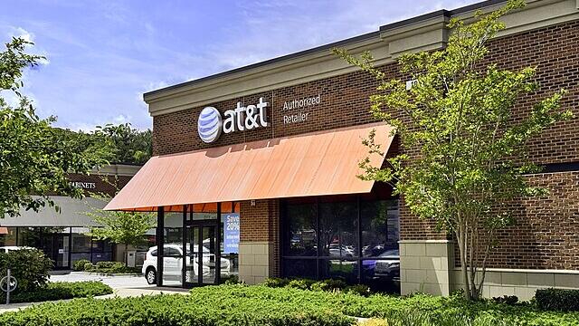 AT&T sticks to guidance after flat Q3 result