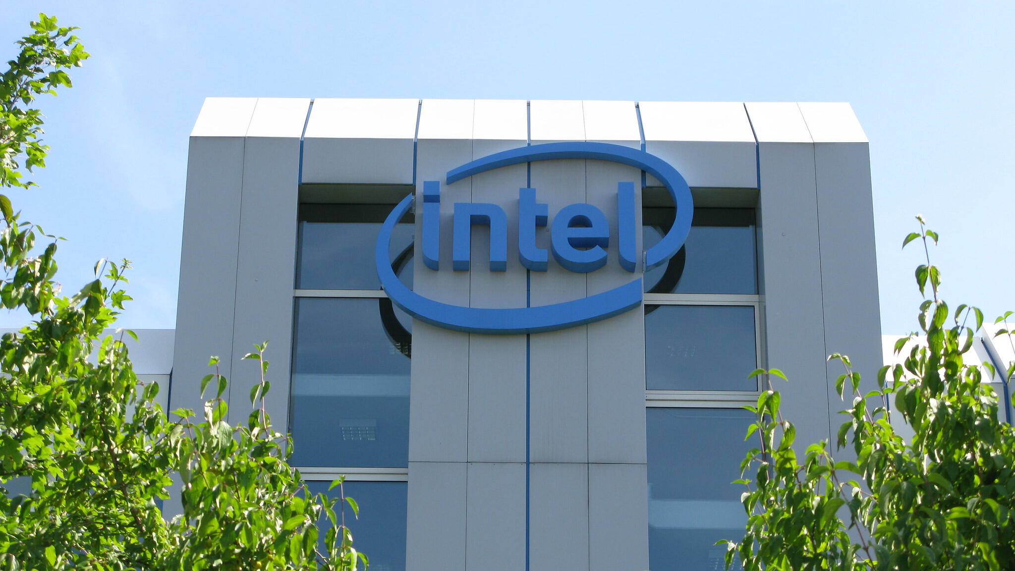 Intel jumps 7.2% on earnings beat, recovering demand