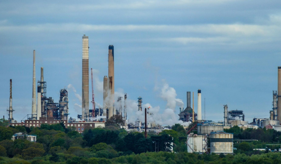 Oil slips; set for weekly gain amid Russian sanctions