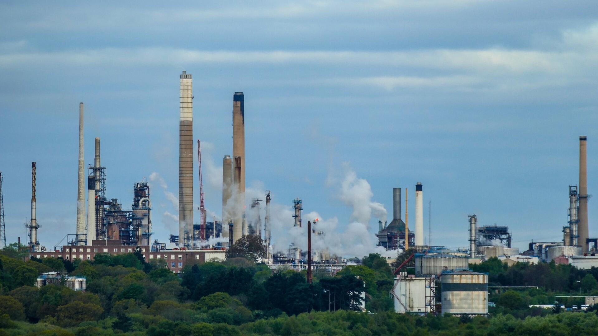 Oil slips; set for weekly gain amid Russian sanctions