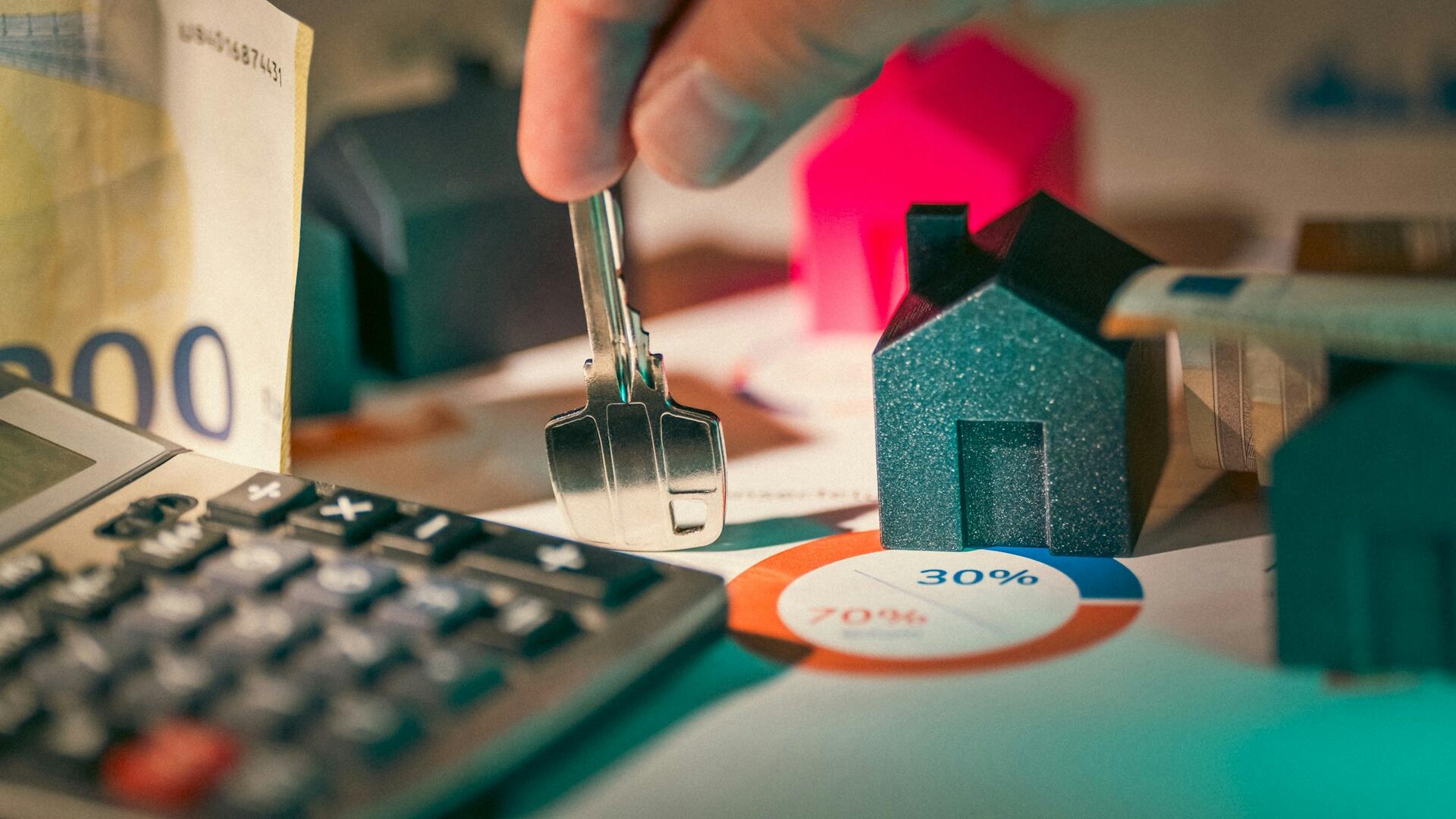 US 30yr mortgage rate falls to lowest in 13 months