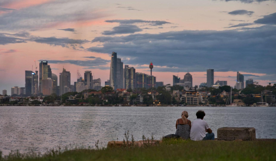 ASX 200 extends declines; rate-sensitive sectors fall
