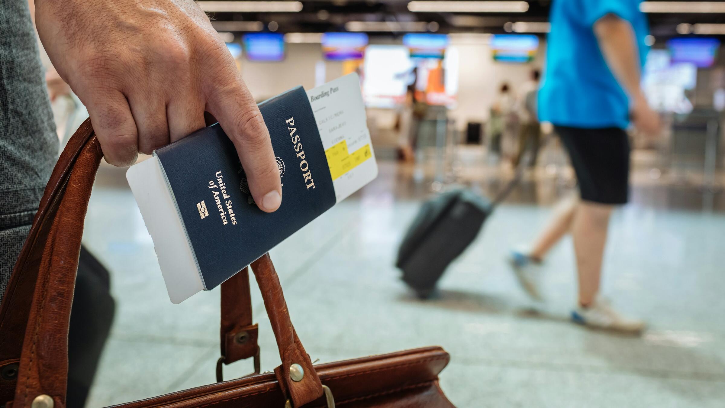 US airlines urge Congress to pay air traffic controllers