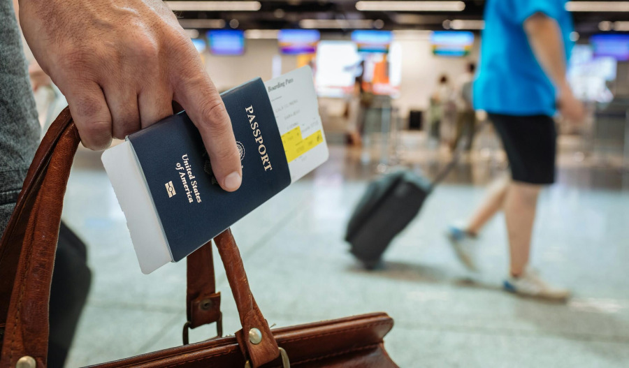 US airlines urge Congress to pay air traffic controllers