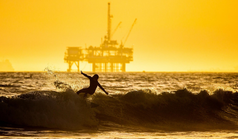 Markets: Oil slips on strong dollar, ample supply