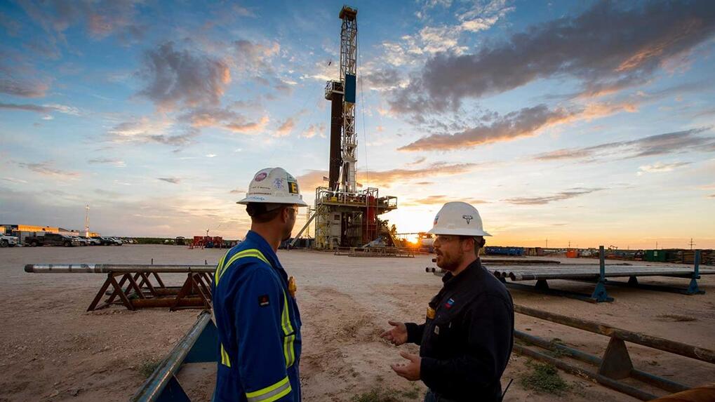 Production growth offsets crude slump at Exxon, Chevron