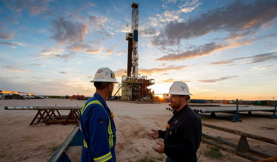 Production growth offsets crude slump at Exxon, Chevron