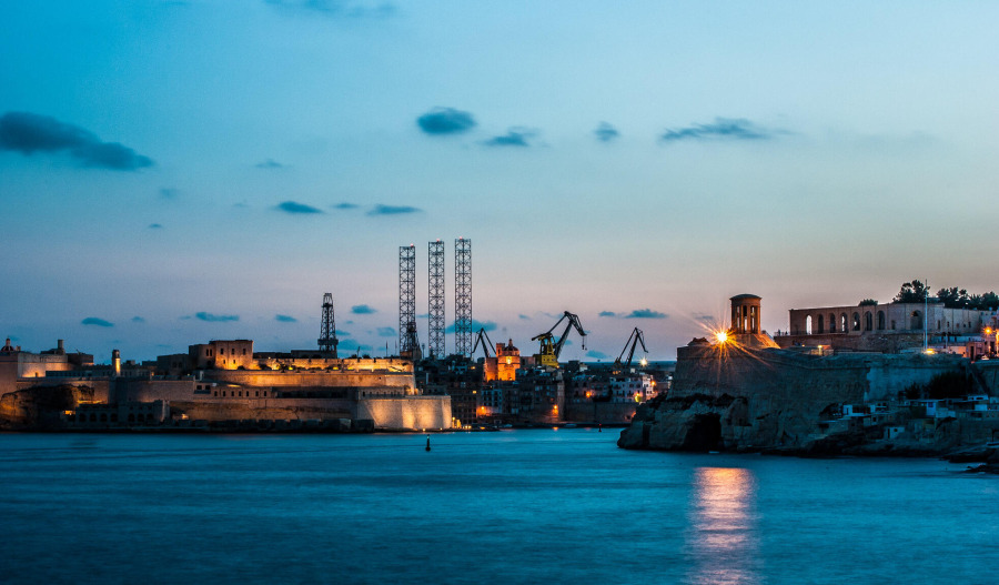 Oil rises as OPEC+ pauses Q1 '26 output hikes