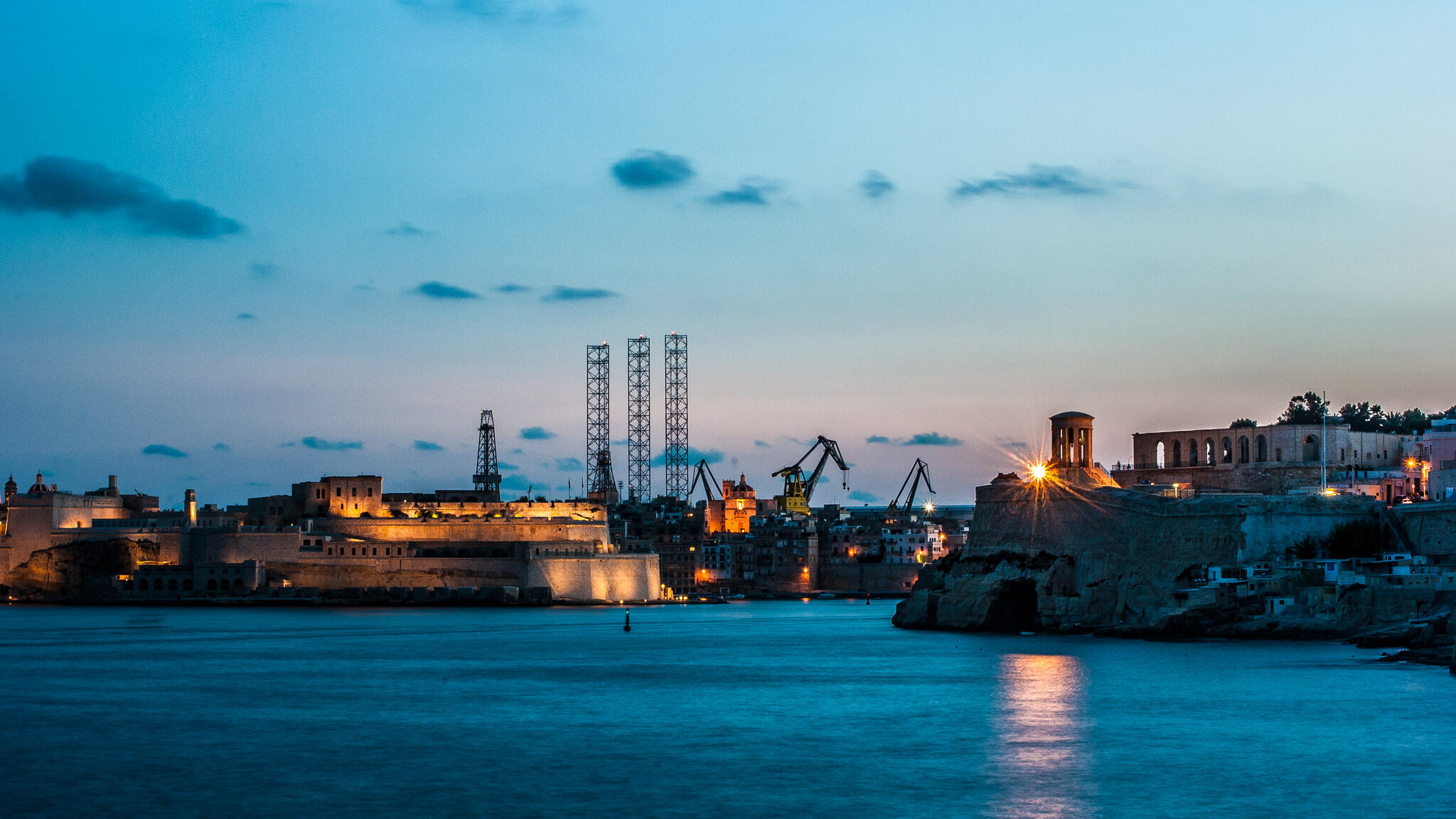 Oil rises as OPEC+ pauses Q1 '26 output hikes