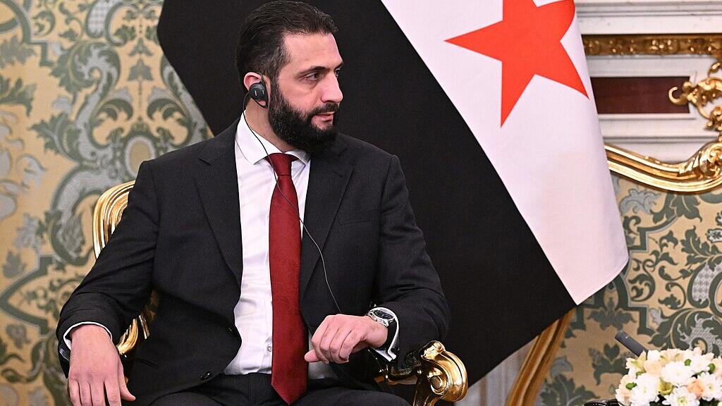 US suspends sanctions on Syria in historic meeting