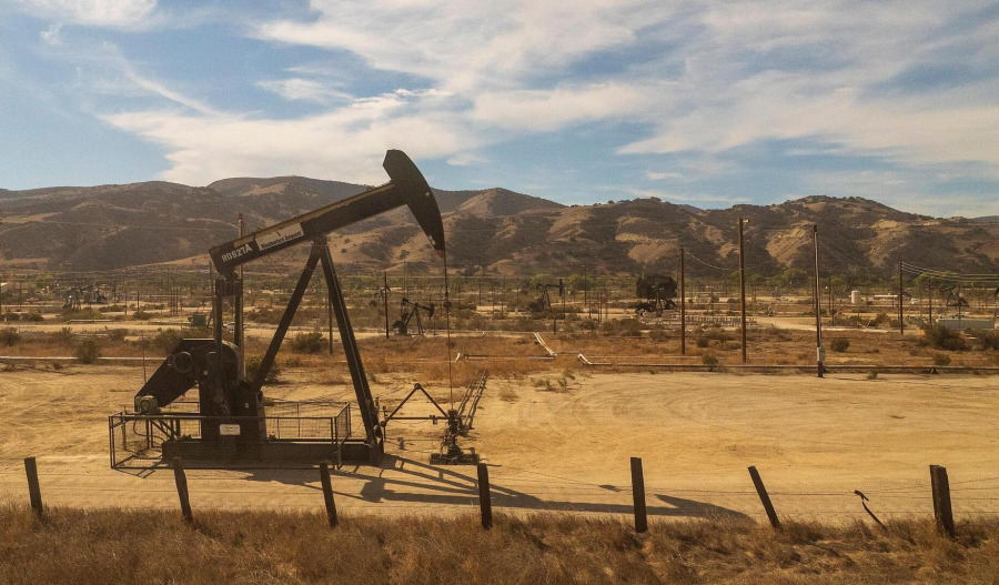 Oil dips as Russia resumes exports after port suspension