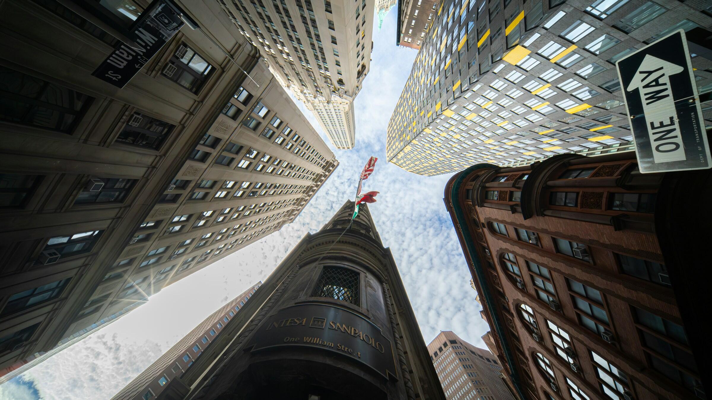 US markets in the red as tech slump resumes