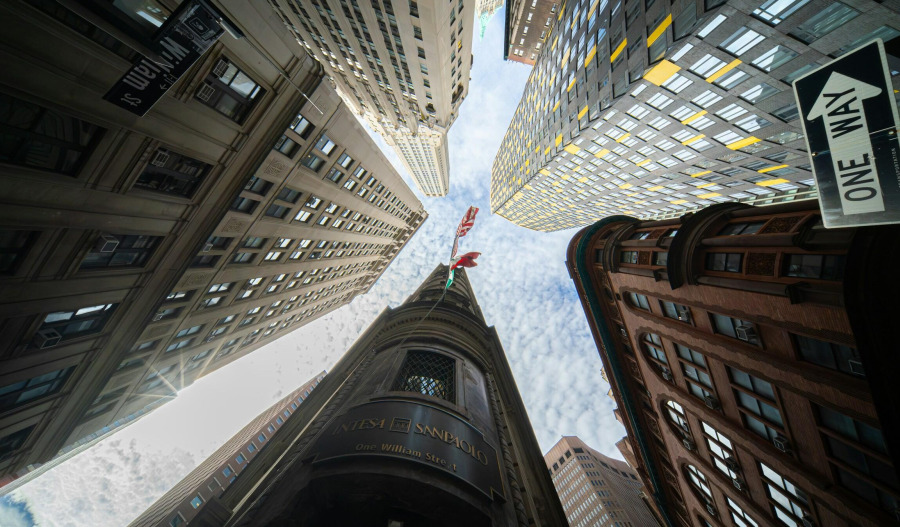 US markets in the red as tech slump resumes