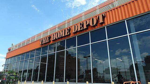 Lack of storms blamed for flat Home Depot results