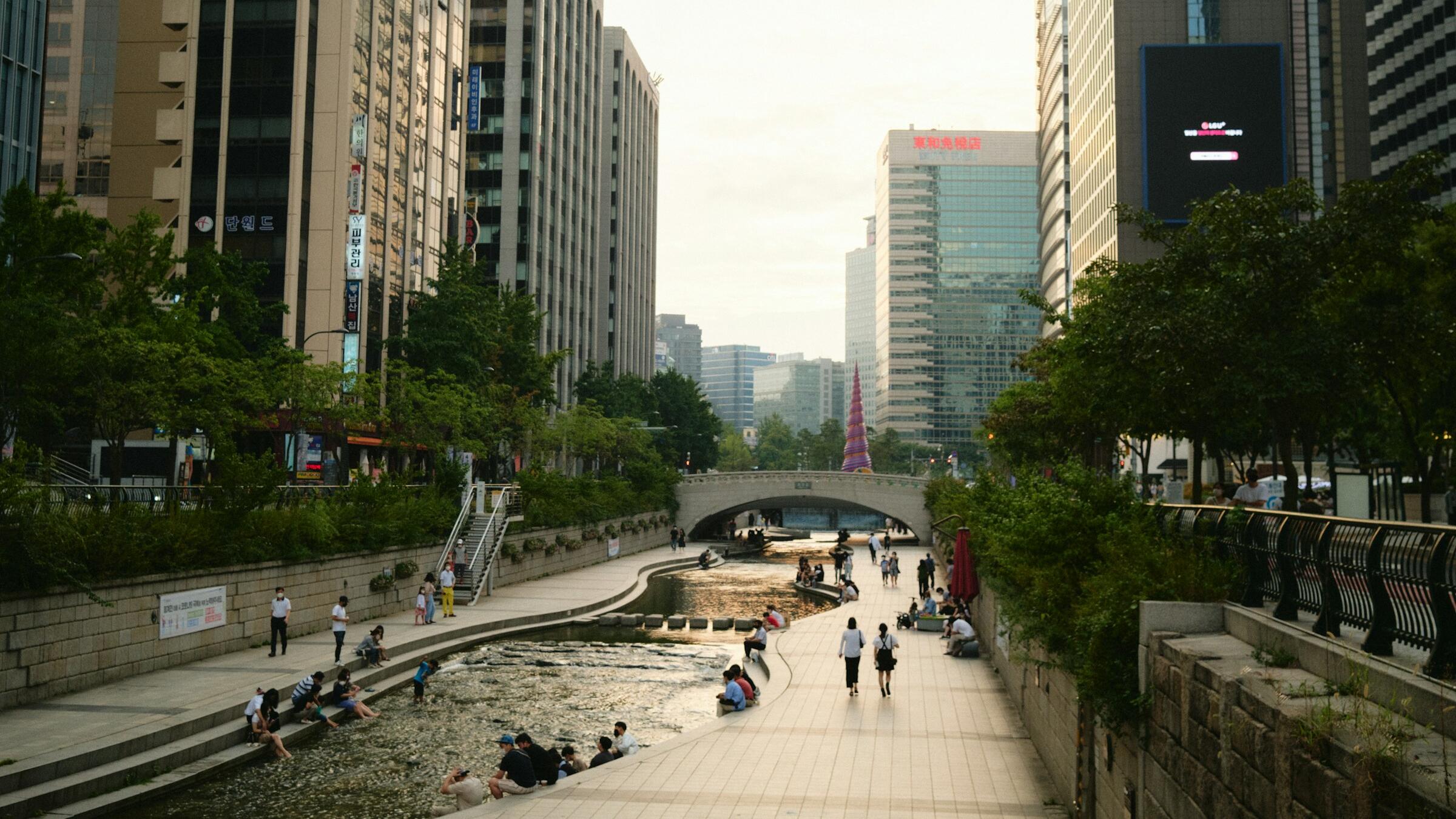 APAC markets mixed after US tech rout deepens