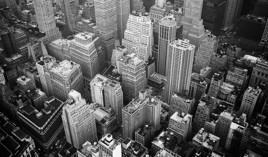 US stocks end lower as tech slump resumes