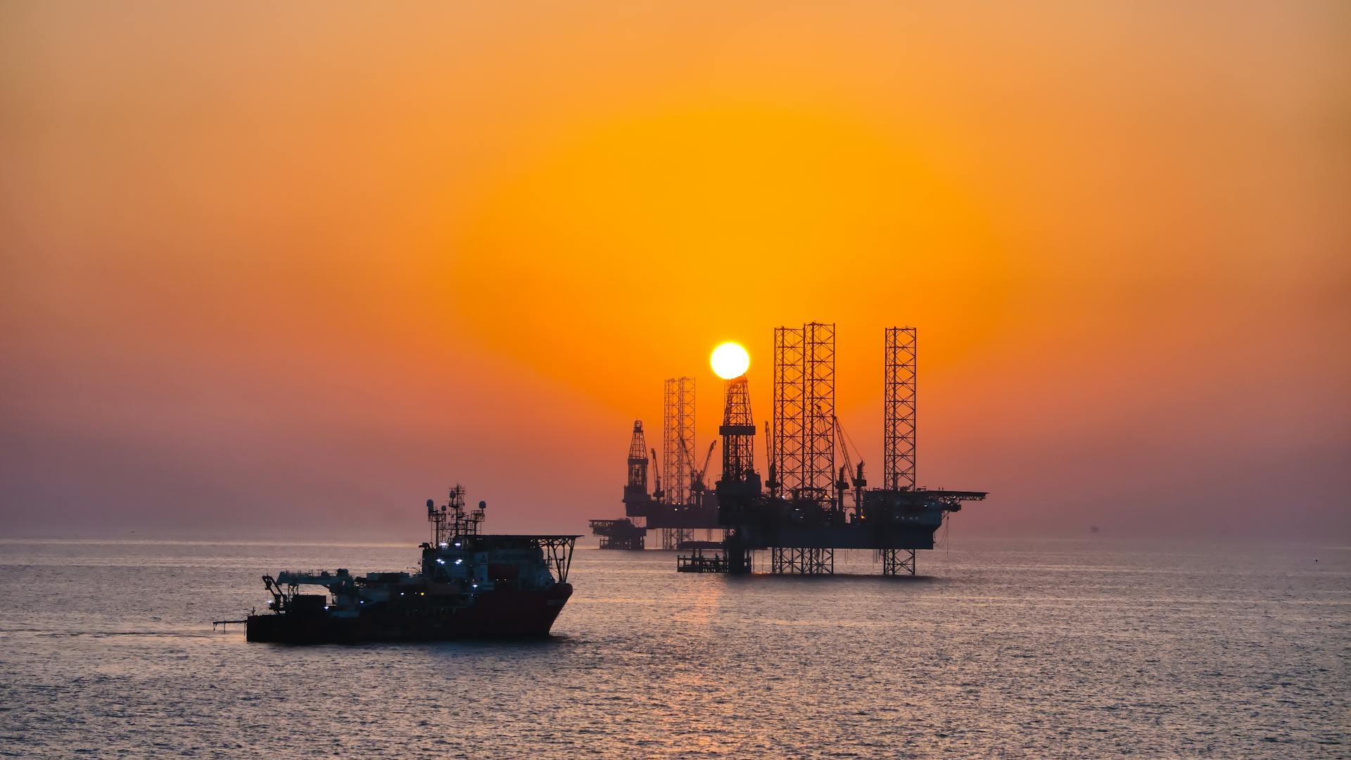 Oil slips amid oversupply fears, Ukraine peace hopes