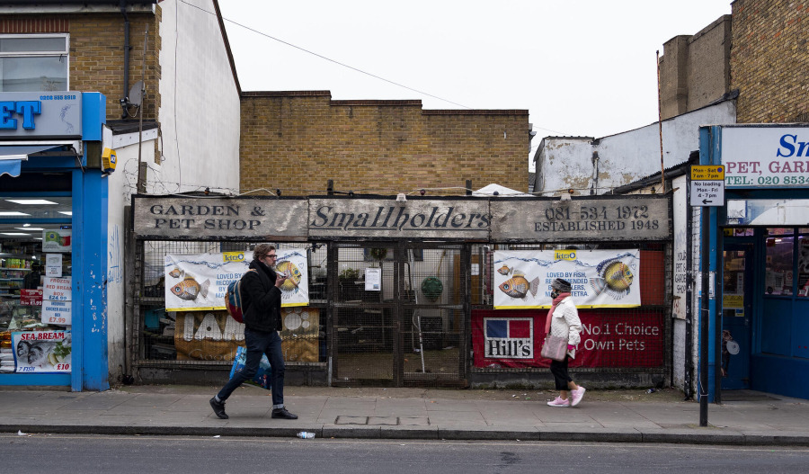 UK budget jitters drive retailer confidence to 17yr low