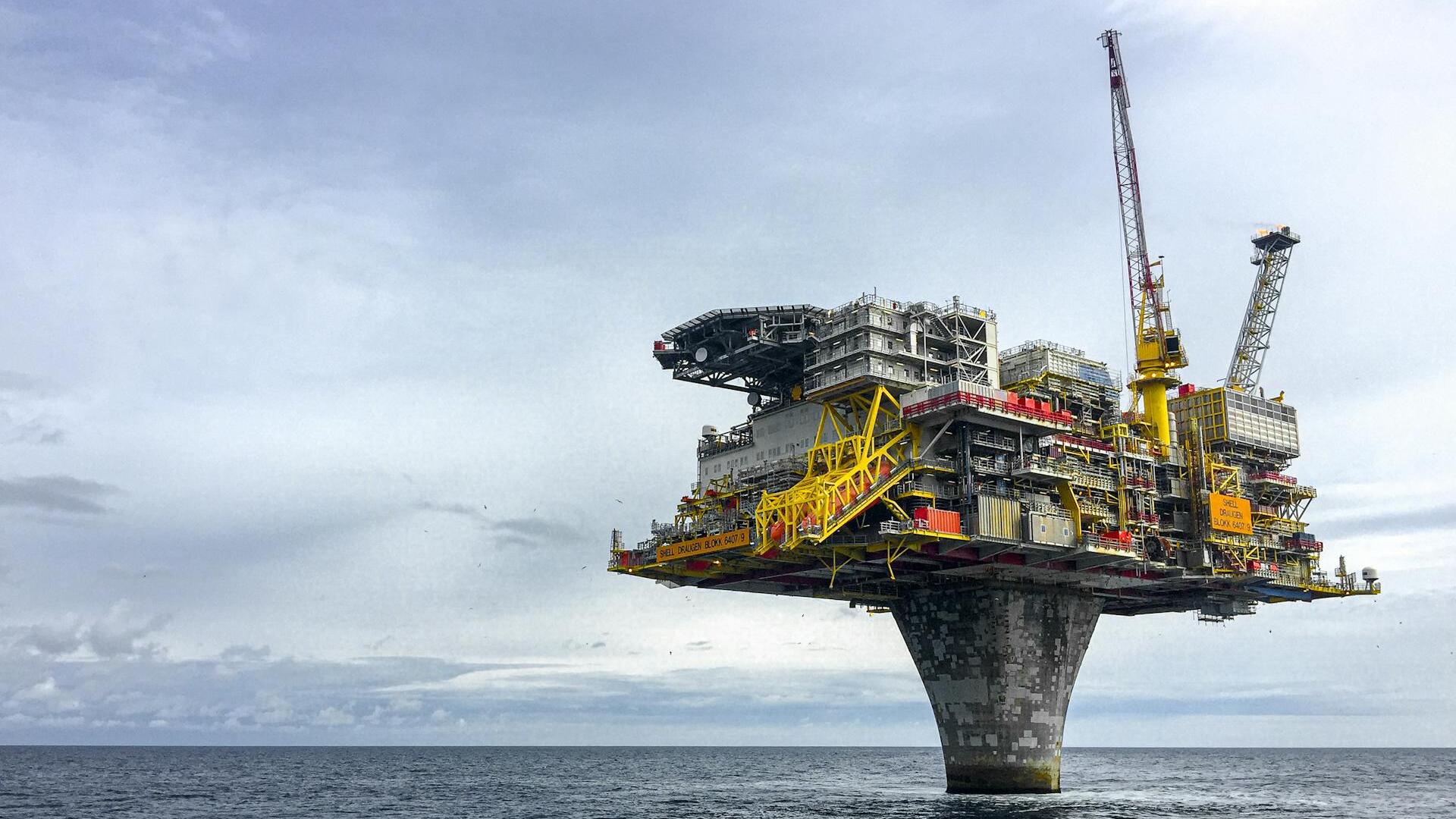 Oil edges up; Ukraine peace progress eases supply fears