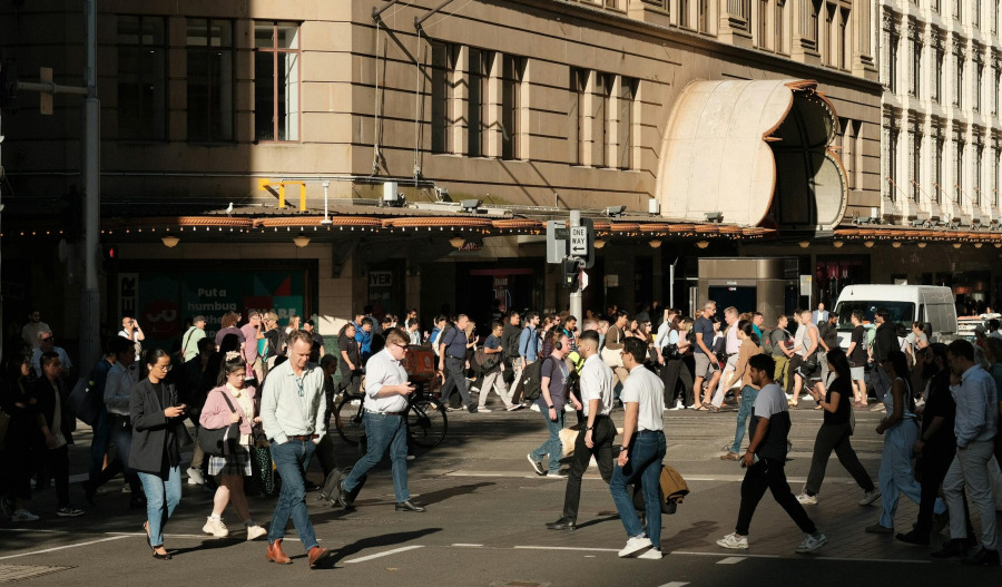 ASX 200 finishes slightly higher; energy stocks weigh