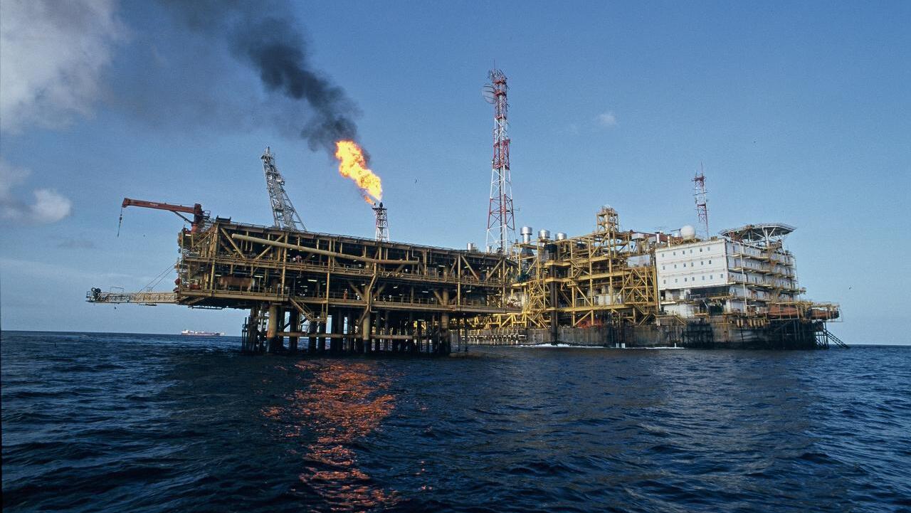 Oil rebounds amid Hurricane Rafael, Trump presidency