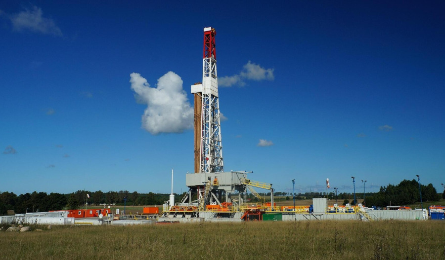 Oil climbs on OPEC+ output stance, renewed supply risks