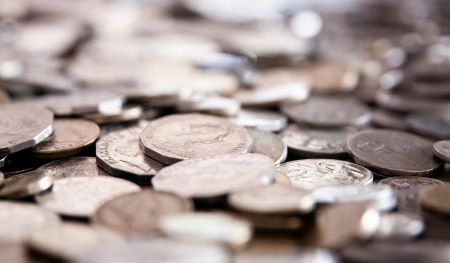 Young investors defy advice to boost cash reserves