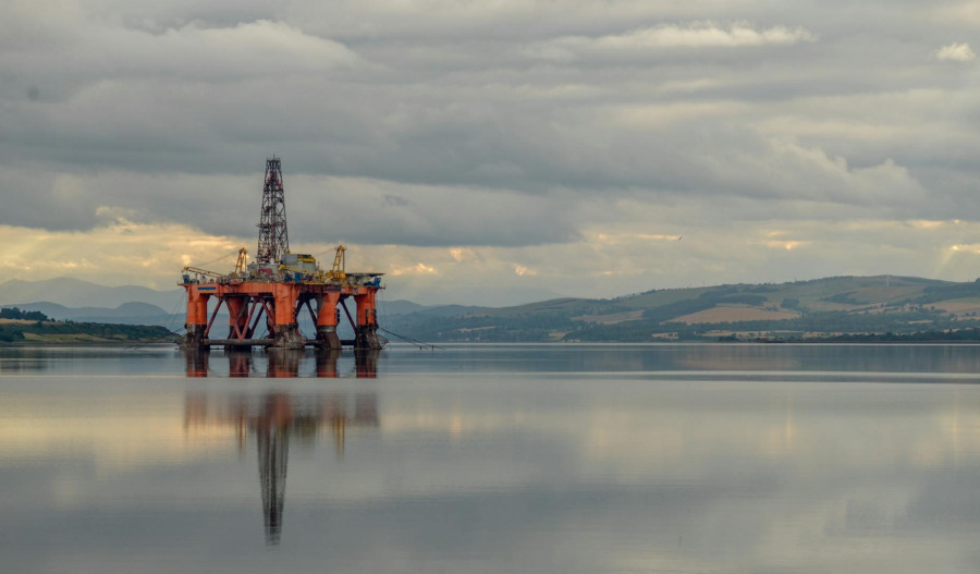 Oil steady as geopolitical risks keep markets on edge