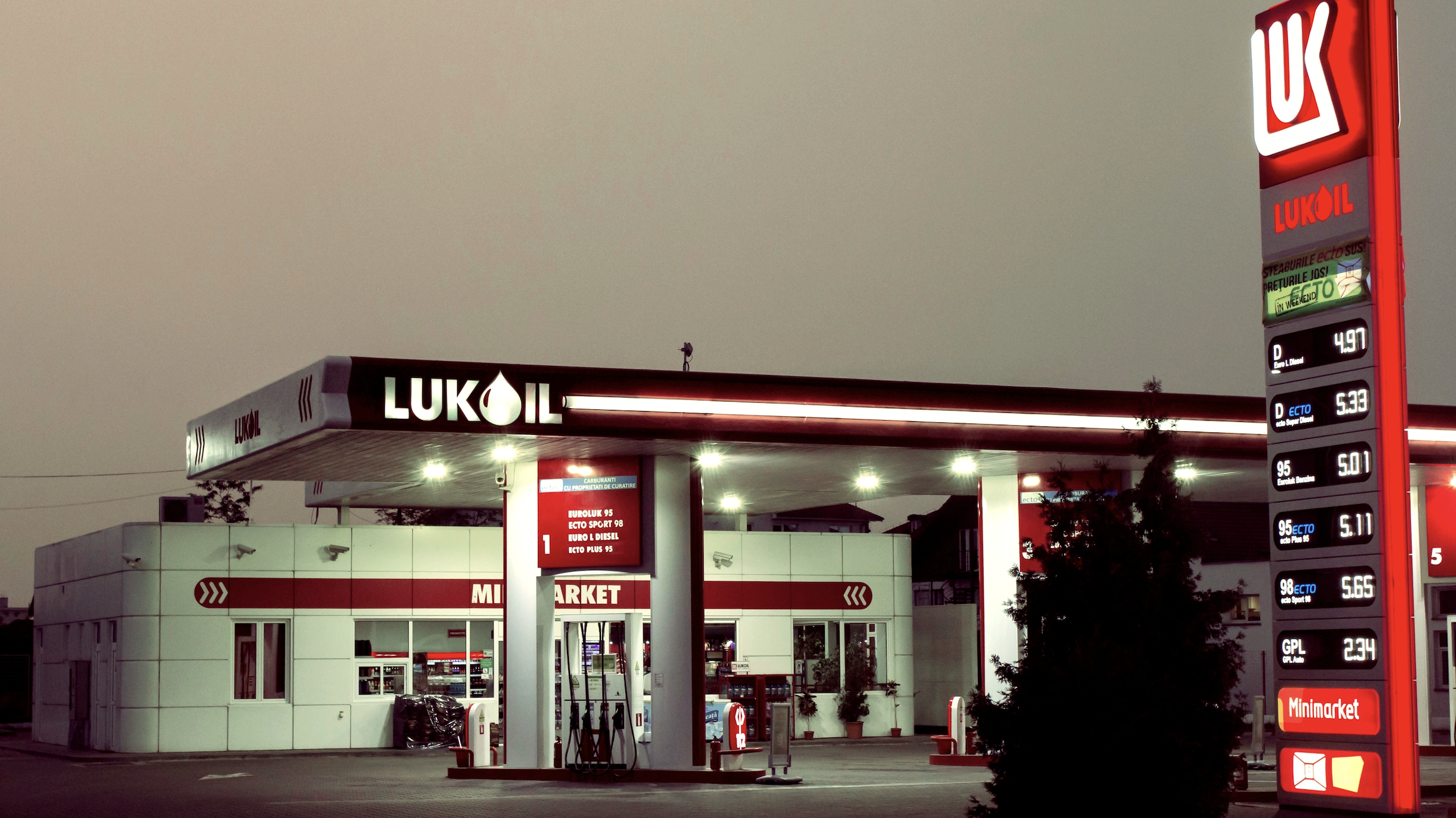 Exxon may buy Lukoil's stake in Iraqi oilfield