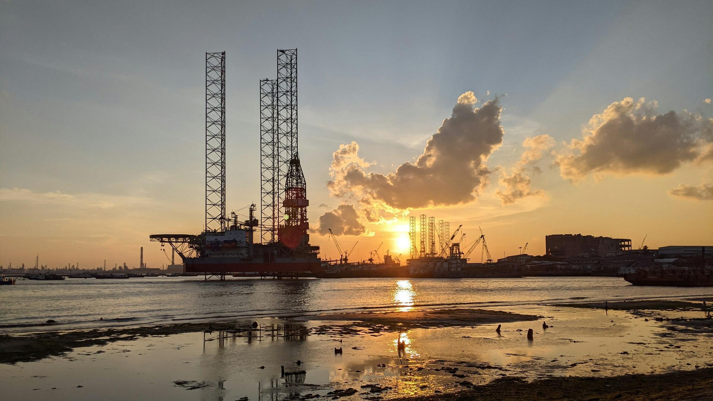 Oil prices little changed; Ukraine peace talks in focus