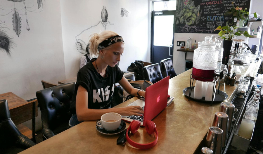 ADP: US private payrolls fall 32,000 in November