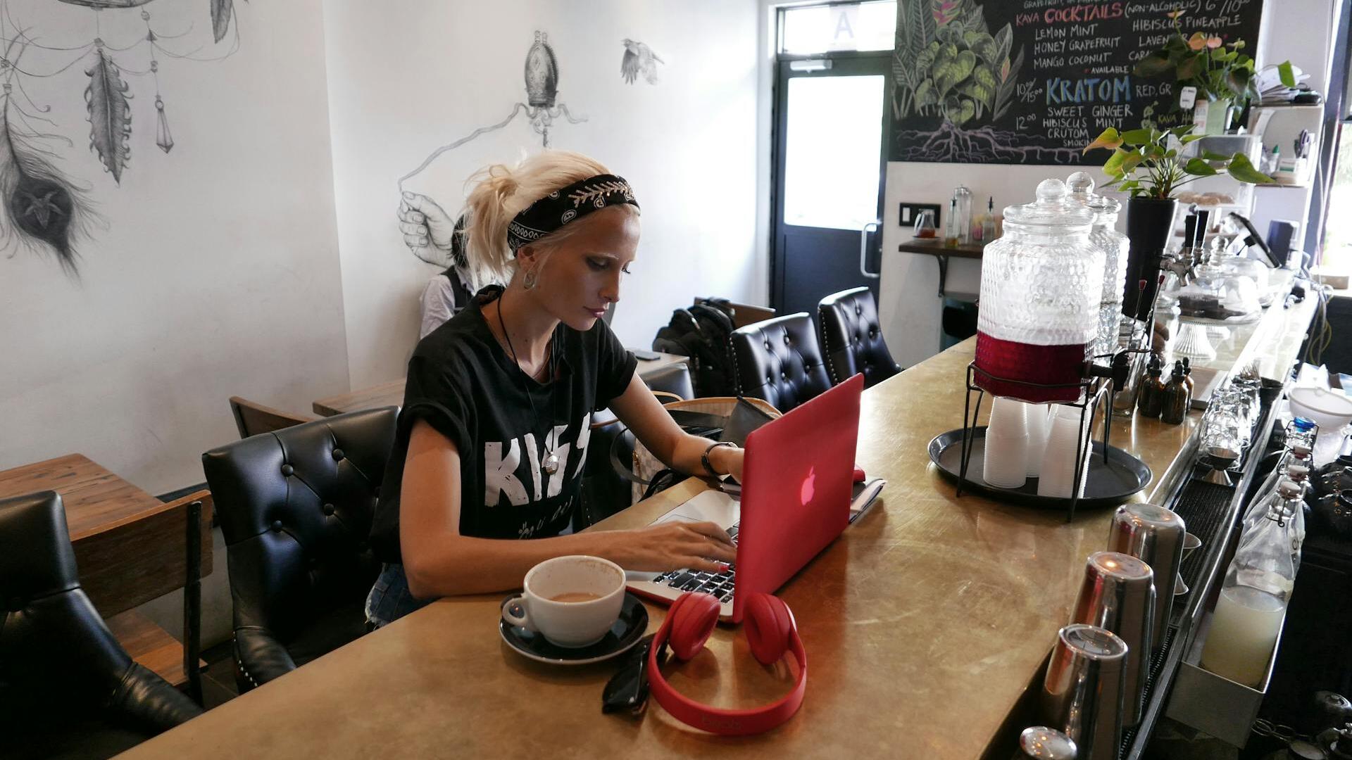 ADP: US private payrolls fall 32,000 in November