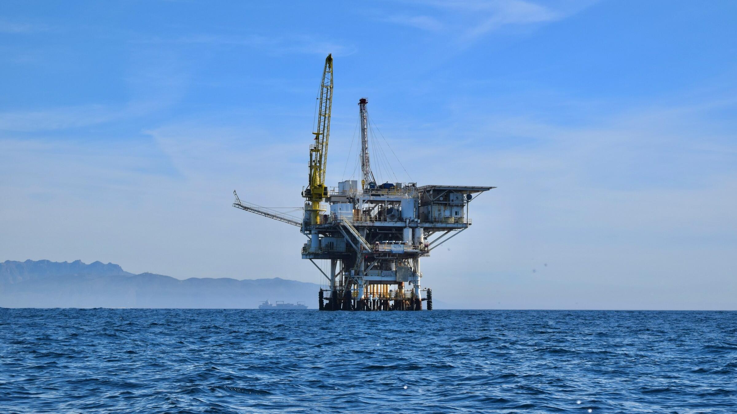 Oil gains amid Ukraine strike, stalled peace talks