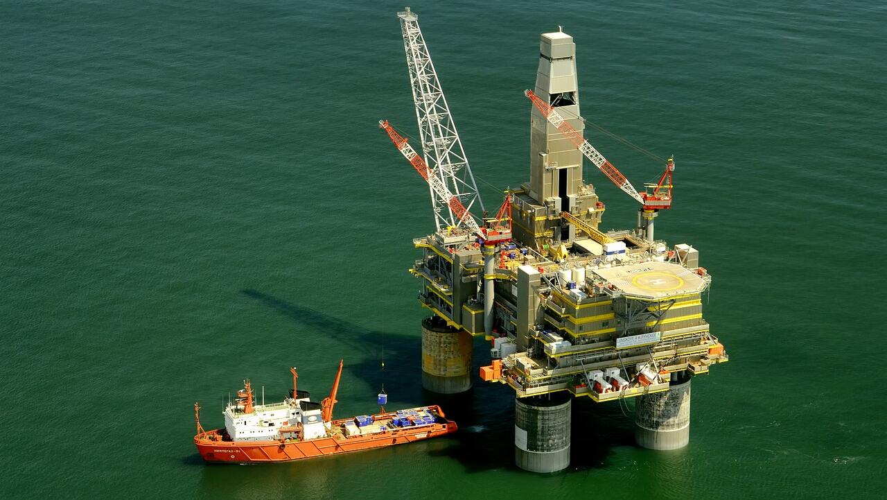 Oil prices fall as Gulf of Mexico storm threat eases