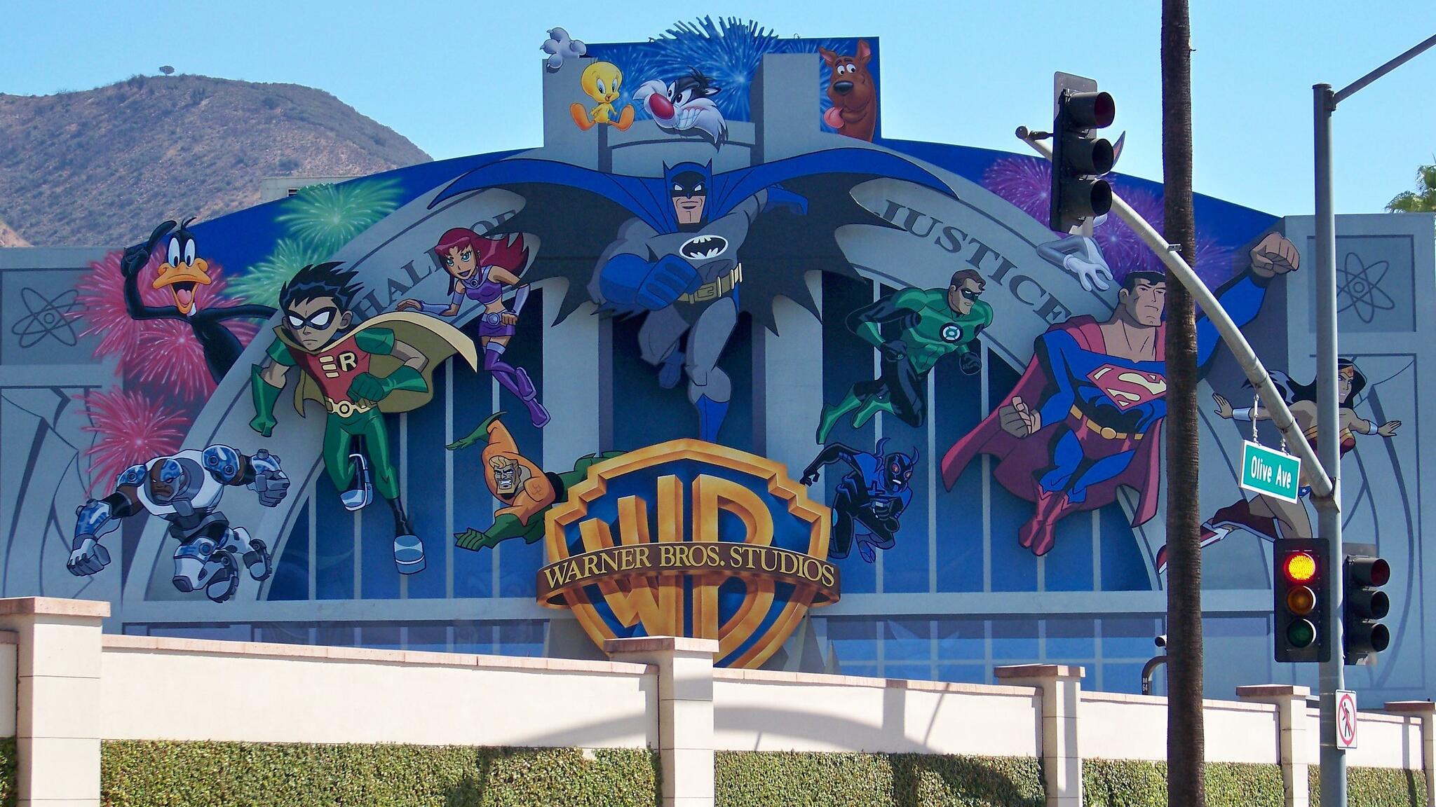 Paramount claims unfairness; Warner Bros eyes NFLX