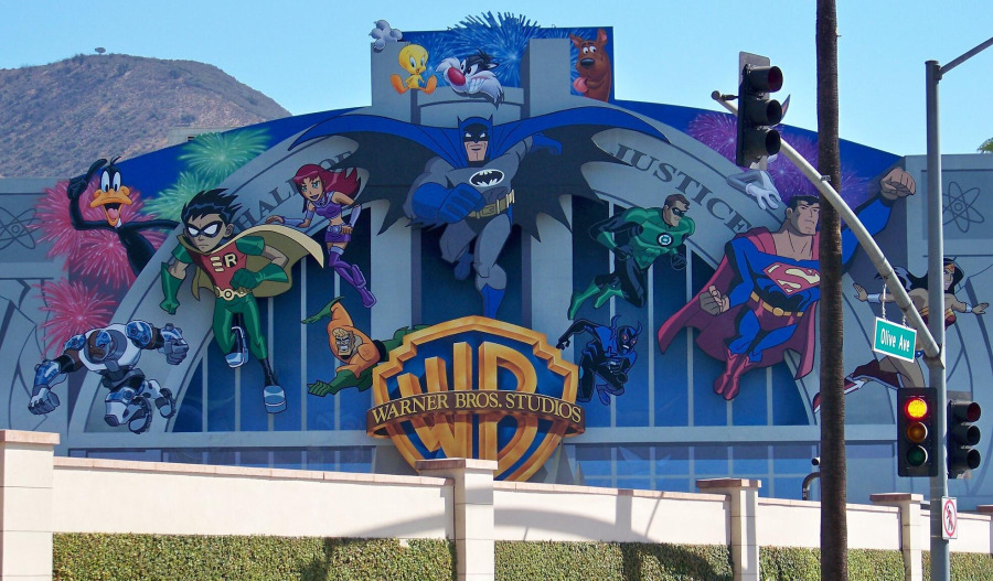 Paramount claims unfairness; Warner Bros eyes NFLX