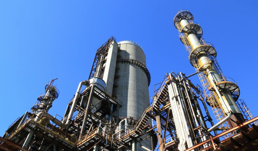 Oil slips; set for 2% weekly rise amid Venezuela risks